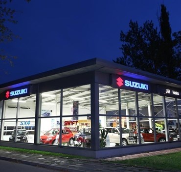 Prosklení autosalonu hliníkovými tabulemi 