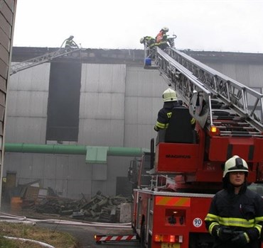 Zásah hasičského sboru při požáru haly