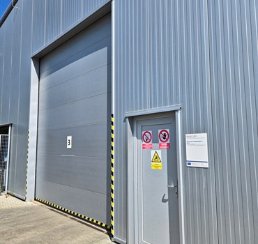 Průmyslová vrata a vstupní dveře