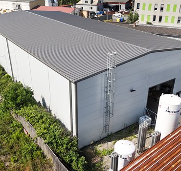 Sedlová střecha a revizní žebřík haly